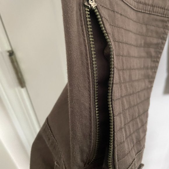 BCBGirls Taupe Capri Pants - SZ4 - NWOT - Picture 4 of 5